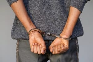 aangehouden gevangenis handboeien arrestatie politie man