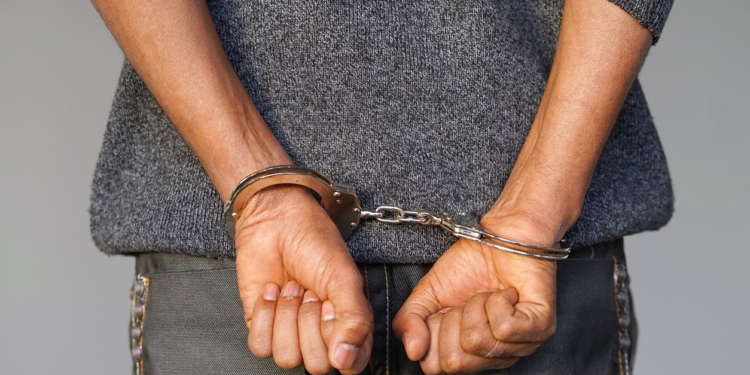 aangehouden gevangenis handboeien arrestatie politie man