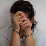 aangehouden vrouw gevangenis handboeien arrestatie politie