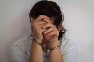 aangehouden vrouw gevangenis handboeien arrestatie politie