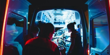 Vrachtwagen glijdt na afremmen op weghelft tegenligger.