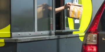 fastfood drive thru eten restaurant mcdonald