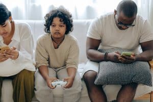 gamen mobiel telefoon gezin familie smartphone sociale media