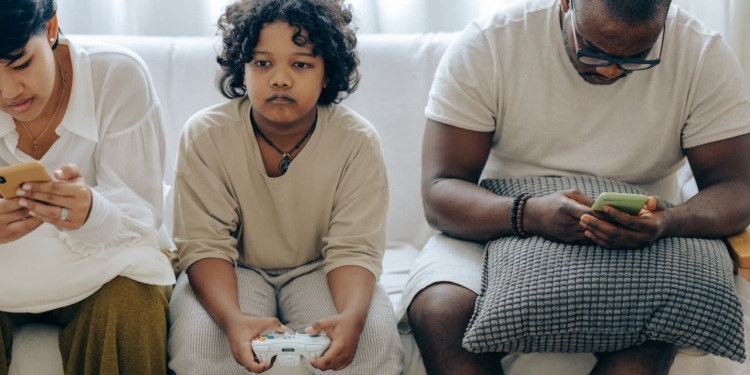 gamen mobiel telefoon gezin familie smartphone sociale media