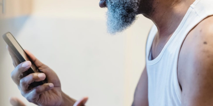 man telefoon mobiel bellen gesprek