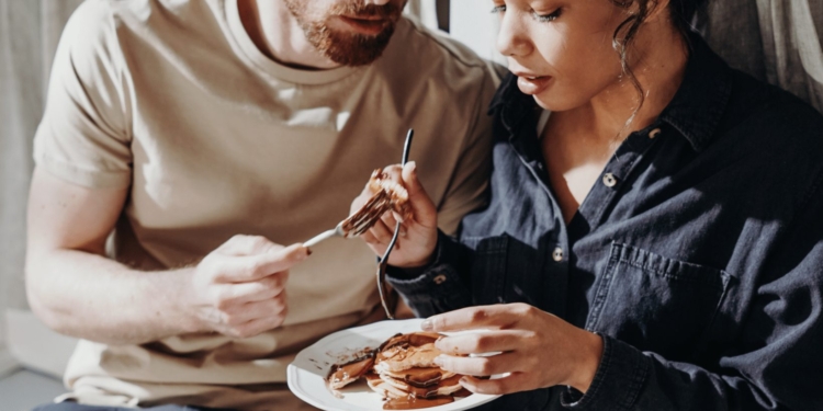 man vrouw koppel relatie eten koken