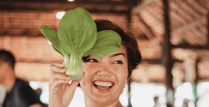 vrouw eten salade groenten dieet voeding 