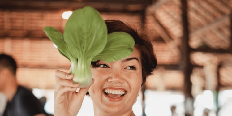 vrouw eten salade groenten dieet voeding