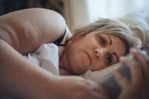 vrouw zwaar dame dik overgewicht slapen liggen bed telefoon corpulent obesitas depressief verdriet | GFC