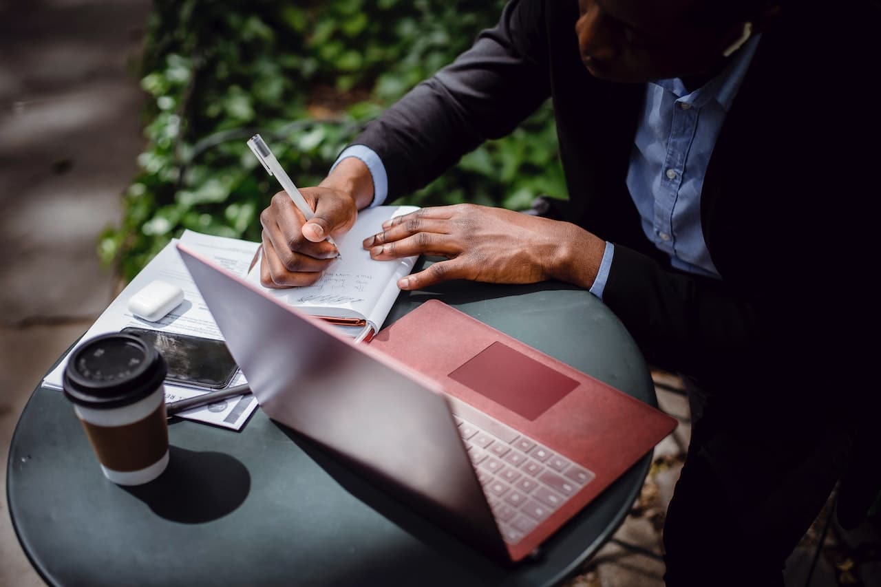 schrijver journalist kantoor laptop werken