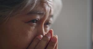 verdrietig huilen depressief oma senior grootmoeder tranen