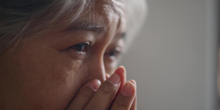 verdrietig huilen depressief oma senior grootmoeder tranen