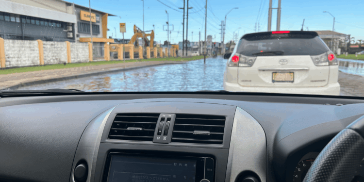auto verkeer paramaribo suriname straat onderwater