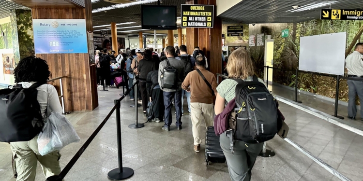 suriname zanderij johan adolf pengel luchthaven aankomst