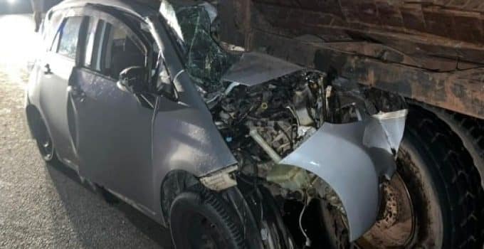 Bestuurder klaagt van pijn na botsing tussen truck en personenauto