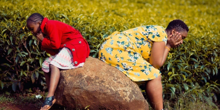 familie vrouw kind verdriet depressief stress gezin kind
