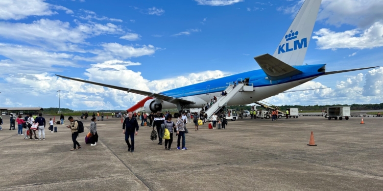 klm boeing 777 zanderij vliegtuig johan adolf pengel luchthaven airport