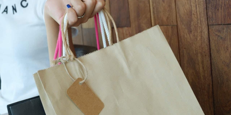 vrouw shoppen winkelen inkopen tas