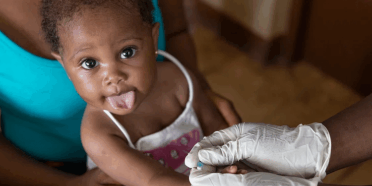 kind meisje ziek vaccinatie