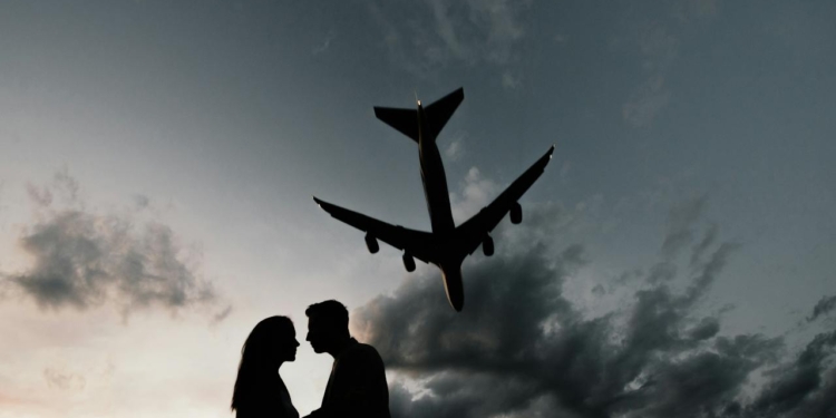 koppel relatie reizen echtpaart liefde vliegtuig boeing