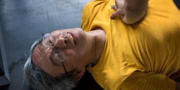 man bewusteloos EHBO eerste hulp hartmassage gewond