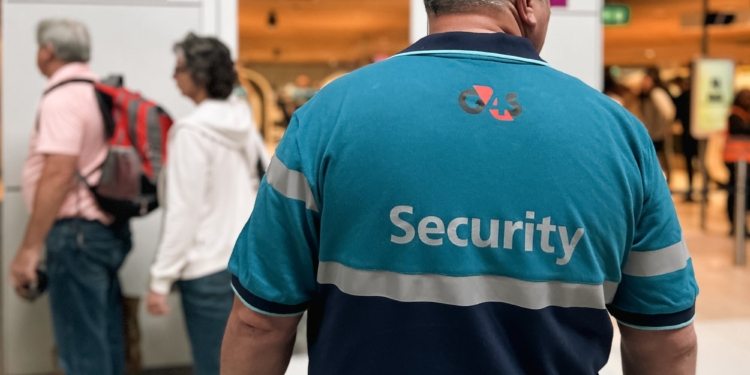 schiphol airport security check g4s beveiliger