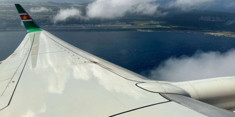 surinam airways SLM boeing 737 curacao hato airport vliegtuig