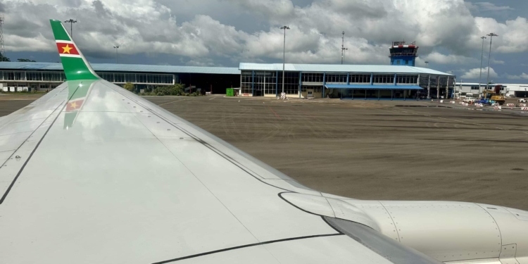 surinam airways SLM boeing 737 zanderij johan adolf pengelvliegtuig
