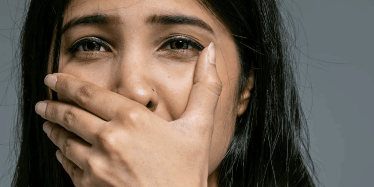 verbaasd schrik geschrokken bang angst schock verdriet huilen tranen vrouw