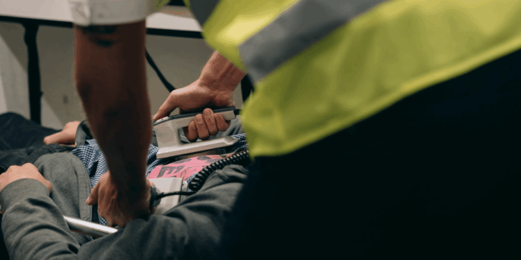 ambulance slachtoffer medisch verpleegkundige arts dokter5 reanimatie AED hart