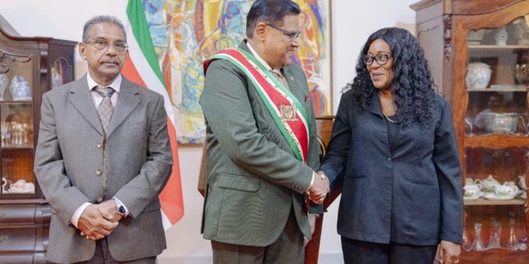 chan santokhi Geetapersad Gangaram Panday en Richel Apinsa leden Chof