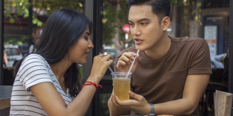 man vrouw koppel relatie daten liefde diner uiteten drinken bar cafe restaurant man vrouw