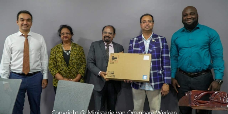 OW ontvangt apparatuuir van india