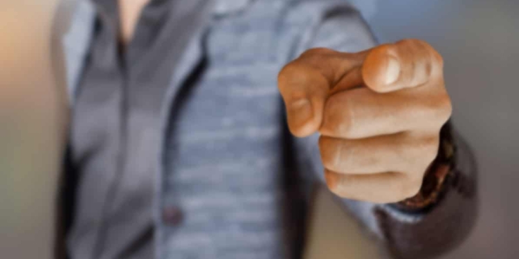 Vinger wijzen man
