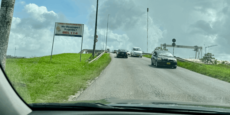 bus wijdenboschbrug bosje brug auto rijden paramaribo suriname verkeer