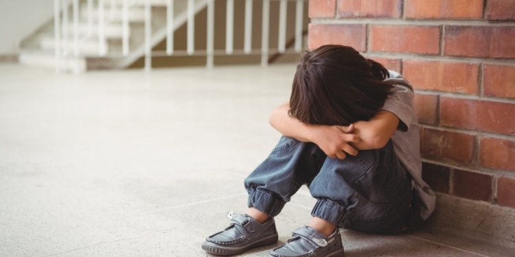 jongen kind school verdriet