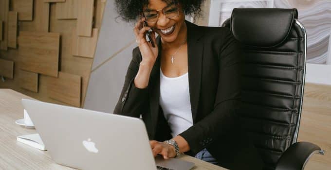 kantoor telefoon vrouw bellen callcenter werk