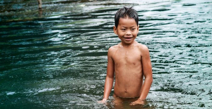 kind water spelen zwemmen