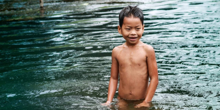 kind water spelen zwemmen