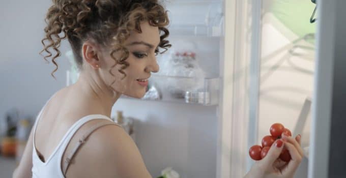 vrouw keuken koelkast koken