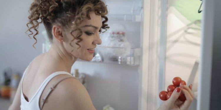vrouw keuken koelkast koken