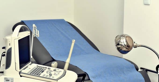 Gynaecoloog onderzoeksbed behandelbed onderzoek arts