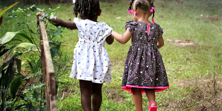 KInderen meisjes buiten