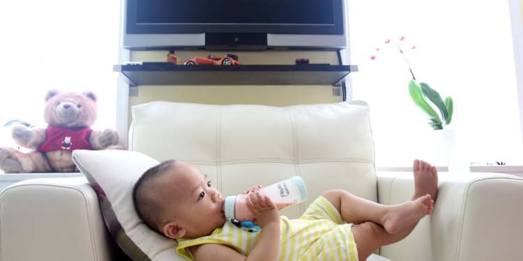 Kind baby melk drinken