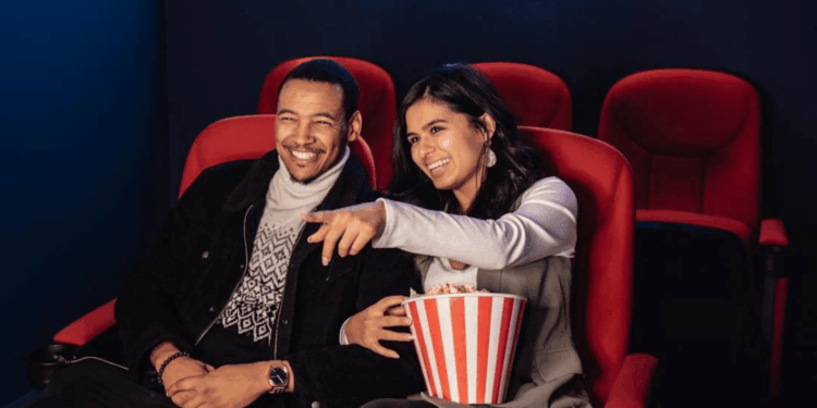 bioscoop film date man vrouw koppel stel relatie liefde popcorn