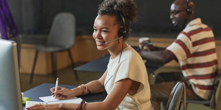 callcenter bellen klantenservice telefoon kantoor werk