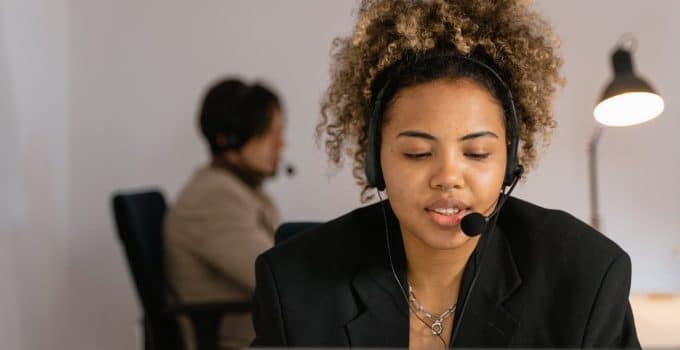 callcenter bellen telefoon werken kantoor computer