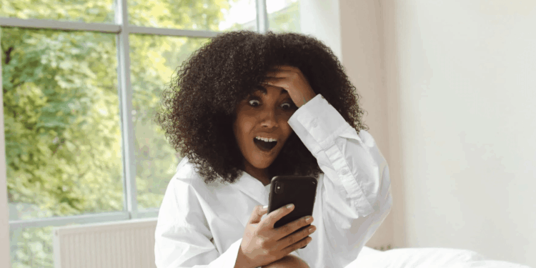 geschrokken schrik vrouw verbaasd shock telefoon mobiel boos woede perplex