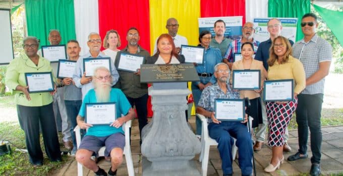 Onthulling plakkaat en huldiging 11 personen voor bijdrage aan bescherming hemisferische gebieden in Suriname