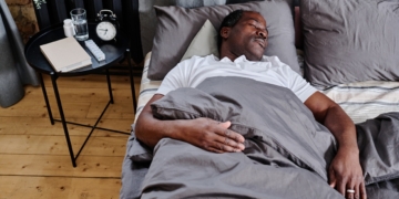 man bed slapen
